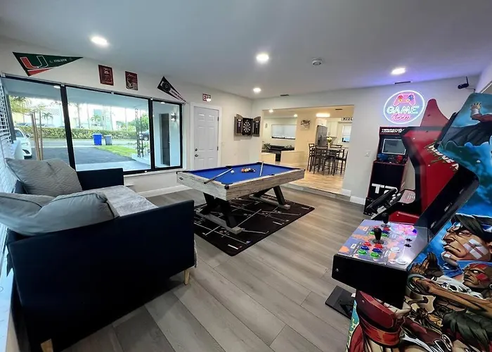 Modern Tropical Oasis With Arcade, Hottub & Minigolf