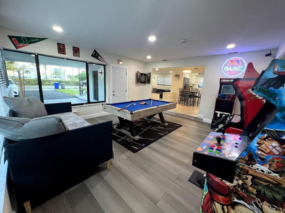 Modern Tropical Oasis With Arcade, Hottub & Minigolf