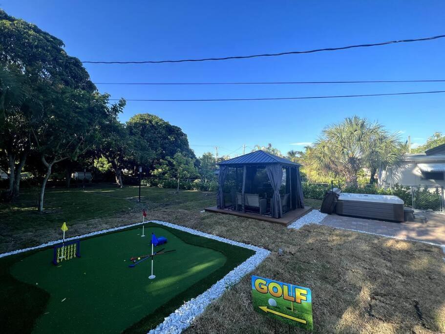 Modern Tropical Oasis With Arcade, Hottub & Minigolf