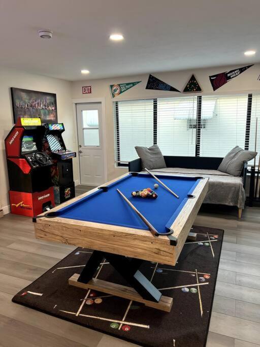 Modern Tropical Oasis With Arcade, Hottub & Minigolf Hébergement de vacances *